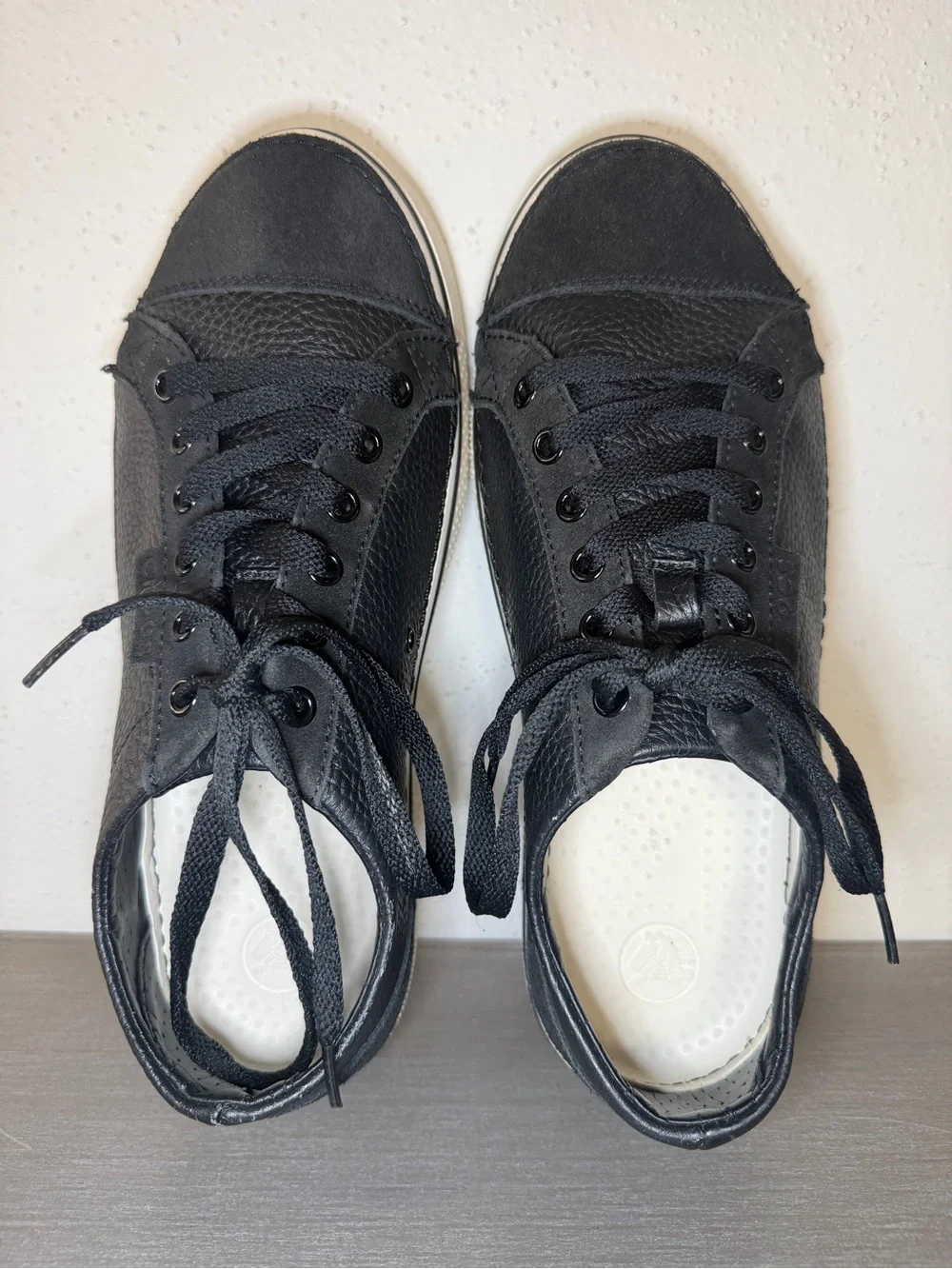 Crocs Hover Lace Up Black Pebbled Leather Sneakers Men Size 9 Women Size 11 GUC